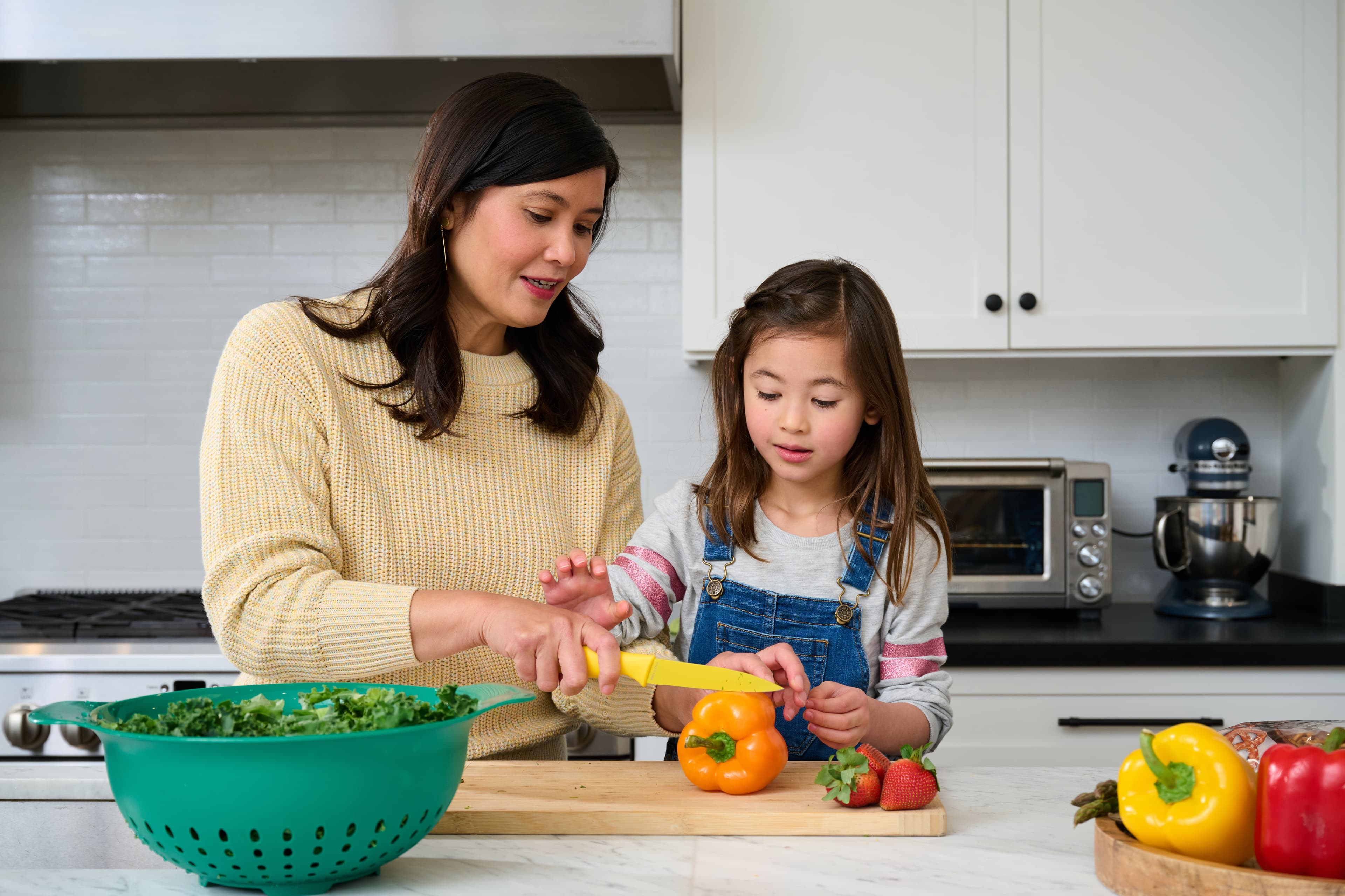 InteriorHome_FamilyCooking_1943